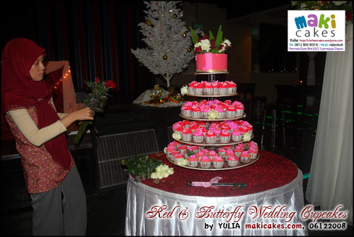 red-butterfly-wedding-cupcakes_setting-maki-cakes